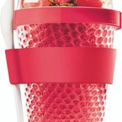 Sareva Muesli Beker Yoghurt 2 Go Rood Met Lepel 15 Sareva Muesli Beker Yoghurt 2 Go Rood Met Lepel -Lesser & Pavey-winkel 532x840 1