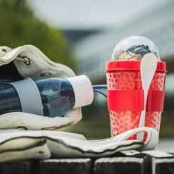 Sareva Muesli Beker Yoghurt 2 Go Rood Met Lepel 11 Sareva Muesli Beker Yoghurt 2 Go Rood Met Lepel -Lesser & Pavey-winkel 550x309 89