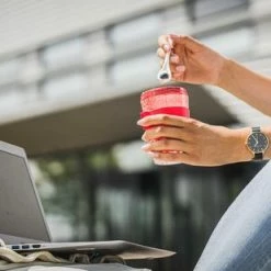 Sareva Muesli Beker Yoghurt 2 Go Rood Met Lepel 14 Sareva Muesli Beker Yoghurt 2 Go Rood Met Lepel -Lesser & Pavey-winkel 550x309 91