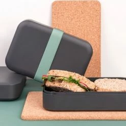 Amuse Plus - 100% Recycled Lunchbox - Zero Waste- Recycled Denim Elastic - Made In Belgium -Lesser & Pavey-winkel 550x321 1