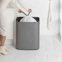 Brabantia Bo Touch Bin Prullenbak - 60 L - Platinum 31 Brabantia Bo Touch Bin Prullenbak - 60 L - Platinum -Lesser & Pavey-winkel 550x351 10