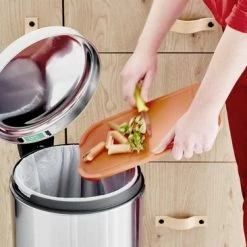 Brabantia NewIcon Prullenbak - 30 L - Matt Steel -Lesser & Pavey-winkel 550x366 111