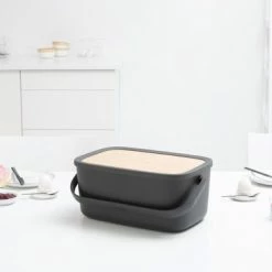 Brabantia Nic Broodtrommel - Met Bamboe Deksel - Dark Grey 22 Brabantia Nic Broodtrommel - Met Bamboe Deksel - Dark Grey -Lesser & Pavey-winkel 550x366 114