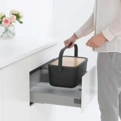 Brabantia Nic Broodtrommel - Met Bamboe Deksel - Dark Grey 24 Brabantia Nic Broodtrommel - Met Bamboe Deksel - Dark Grey -Lesser & Pavey-winkel 550x366 115