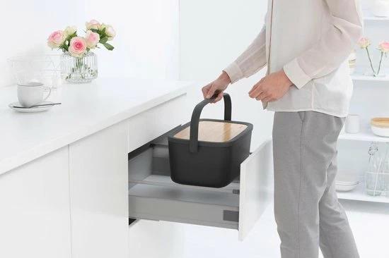 Brabantia Nic Broodtrommel - Met Bamboe Deksel - Dark Grey 10 Brabantia Nic Broodtrommel - Met Bamboe Deksel - Dark Grey - Afbeelding 8