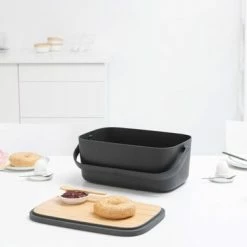 Brabantia Nic Broodtrommel - Met Bamboe Deksel - Dark Grey 27 Brabantia Nic Broodtrommel - Met Bamboe Deksel - Dark Grey -Lesser & Pavey-winkel 550x366 117