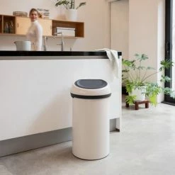 Brabantia Touch Bin Prullenbak - 60 L - Soft Beige 11 Brabantia Touch Bin Prullenbak - 60 L - Soft Beige -Lesser & Pavey-winkel 550x366 2