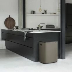 Brabantia Bo Touch Bin Prullenbak - 60 L - Platinum 30 Brabantia Bo Touch Bin Prullenbak - 60 L - Platinum -Lesser & Pavey-winkel 550x366 73