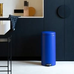 Brabantia NewIcon Prullenbak - 30 L - Mineral Powerful Blue 24 Brabantia NewIcon Prullenbak - 30 L - Mineral Powerful Blue -Lesser & Pavey-winkel 550x366 98