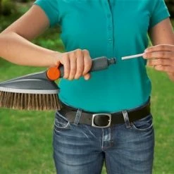 GARDENA Cleansystem Handwasborstel - Reinigen Tuinmeubels - Garagedeuren - Auto's -Lesser & Pavey-winkel 550x367 5