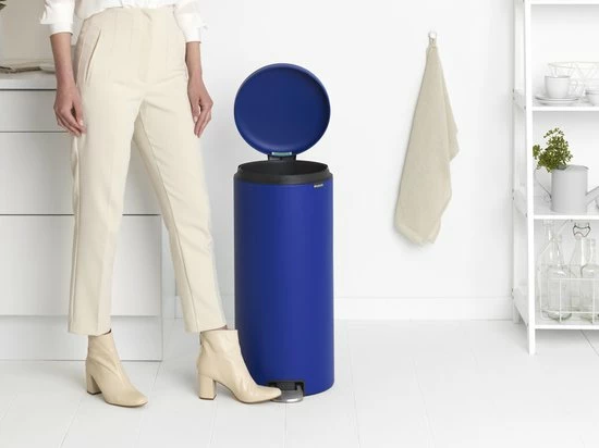 Brabantia NewIcon Prullenbak - 30 L - Mineral Powerful Blue 8 Brabantia NewIcon Prullenbak - 30 L - Mineral Powerful Blue - Afbeelding 6