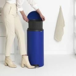 Brabantia NewIcon Prullenbak - 30 L - Mineral Powerful Blue 22 Brabantia NewIcon Prullenbak - 30 L - Mineral Powerful Blue -Lesser & Pavey-winkel 550x412 46