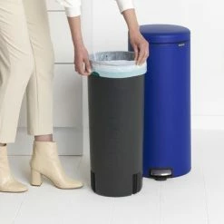 Brabantia NewIcon Prullenbak - 30 L - Mineral Powerful Blue 23 Brabantia NewIcon Prullenbak - 30 L - Mineral Powerful Blue -Lesser & Pavey-winkel 550x412 47