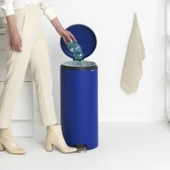 Brabantia NewIcon Prullenbak - 30 L - Mineral Powerful Blue 25 Brabantia NewIcon Prullenbak - 30 L - Mineral Powerful Blue -Lesser & Pavey-winkel 550x412 48