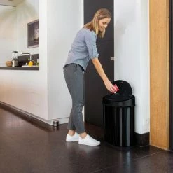 Sensor Prullenbak Zwart 40 Liter - Automatische Soft Close Deksel - 40L Design Afvalemmer Homra FONIX - Infrarood Sensor - Vuilnisbak Met Elektrische Deksel - Sensorbediening - Vingerafdrukvrij - Vuilafstotend - Zwarte Keuken En Kantoor Vuilbak -Lesser & Pavey-winkel 550x440 7