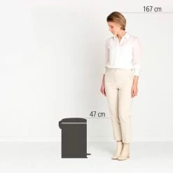 Brabantia NewIcon Prullenbak - 20 L - Platinum -Lesser & Pavey-winkel 550x484 3