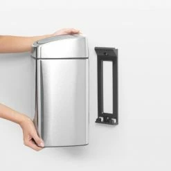 Brabantia Touch Bin Prullenbak - 10 L - Matt Steel Fingerprint Proof -Lesser & Pavey-winkel 550x550 130