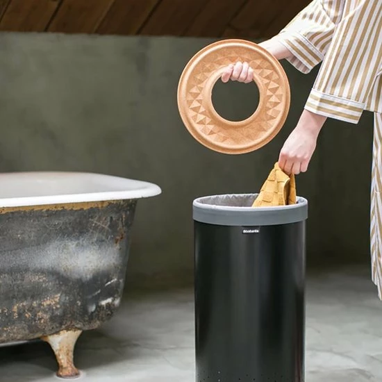 Brabantia Wasmand - 35 L - Matt Black Met Kurken Deksel 6 Brabantia Wasmand - 35 L - Matt Black Met Kurken Deksel - Afbeelding 4