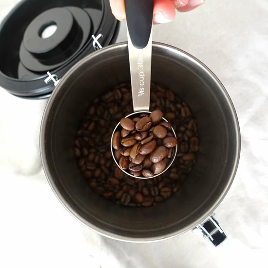 House Of Husk Koffieblik Met CO² Ventilatie - Bewaarblik - Voorraadbussen - Voorraadblik - RVS - Zwart - 1.8 Liter 9 House Of Husk Koffieblik Met CO² Ventilatie - Bewaarblik - Voorraadbussen - Voorraadblik - RVS - Zwart - 1.8 Liter - Afbeelding 7