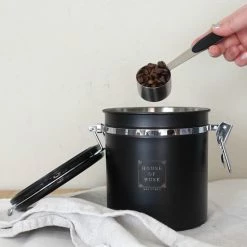 House Of Husk Koffieblik Met CO² Ventilatie - Bewaarblik - Voorraadbussen - Voorraadblik - RVS - Zwart - 1.8 Liter 17 House Of Husk Koffieblik Met CO² Ventilatie - Bewaarblik - Voorraadbussen - Voorraadblik - RVS - Zwart - 1.8 Liter -Lesser & Pavey-winkel 550x550 518