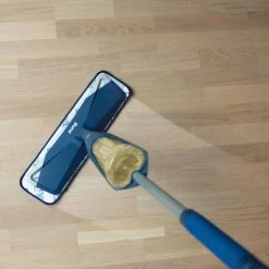 Bona Premium Spray Mop - Dweilsysteem - Inclusief Geoliede Houten Vloer Reiniger & Microvezel Reinigingspad - Streeploos - Sneldrogend 14 Bona Premium Spray Mop - Dweilsysteem - Inclusief Geoliede Houten Vloer Reiniger & Microvezel Reinigingspad - Streeploos - Sneldrogend -Lesser & Pavey-winkel 550x550 778