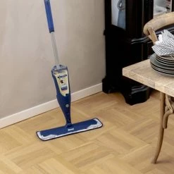 Bona Premium Spray Mop - Dweilsysteem - Inclusief Geoliede Houten Vloer Reiniger & Microvezel Reinigingspad - Streeploos - Sneldrogend 16 Bona Premium Spray Mop - Dweilsysteem - Inclusief Geoliede Houten Vloer Reiniger & Microvezel Reinigingspad - Streeploos - Sneldrogend -Lesser & Pavey-winkel 550x550 780