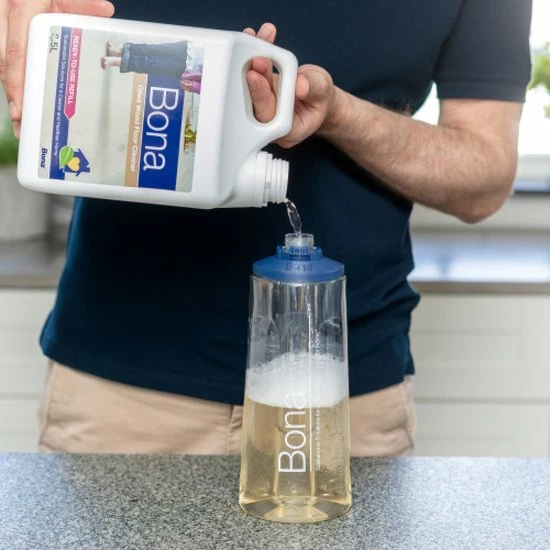 Bona Premium Spray Mop - Dweilsysteem - Inclusief Geoliede Houten Vloer Reiniger & Microvezel Reinigingspad - Streeploos - Sneldrogend 10 Bona Premium Spray Mop - Dweilsysteem - Inclusief Geoliede Houten Vloer Reiniger & Microvezel Reinigingspad - Streeploos - Sneldrogend - Afbeelding 8