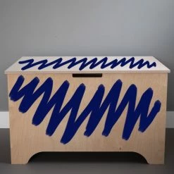 KISTOMIZE Opbergkist / Speelgoedkist XL (125L) - Stevig - Kwalitatief - Massief Hout - Schilder In Blauw / Roze / Zwart / Groen / Krijtbordverf - Speelgoed - Kinderen (Opbergbox - Opbergbank - Opbergdoos - Dekenkist - Houten Kist) 17 KISTOMIZE Opbergkist / Speelgoedkist XL (125L) - Stevig - Kwalitatief - Massief Hout - Schilder In Blauw / Roze / Zwart / Groen / Krijtbordverf - Speelgoed - Kinderen (Opbergbox - Opbergbank - Opbergdoos - Dekenkist - Houten Kist) -Lesser & Pavey-winkel 550x645 7