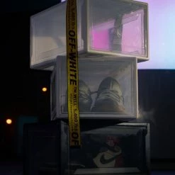 TheShoeEssential Schoenendoos - Sneakerbox - Sneakerdoos - Hypebeast - Schoenenopberg - Schoenenopslag - Schoenen Doos - Transparant - Transparante Schoenendoos 10 TheShoeEssential Schoenendoos - Sneakerbox - Sneakerdoos - Hypebeast - Schoenenopberg - Schoenenopslag - Schoenen Doos - Transparant - Transparante Schoenendoos -Lesser & Pavey-winkel 550x687 4