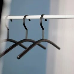 TOPhangers [Set Van 5] Luxe Metalen Jashangers / Garderobehangers 45cm Breed In Een Supermooie Mat Zwarte Finish En Voorzien Van Een Platte Designhaak -Lesser & Pavey-winkel 550x687 6
