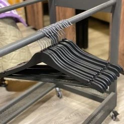 Zwarte Klerenhanger - Hout Look Kledinghangers - Kleerhanger Met Inkeping En Broeklat - Metalen Haak - Klerenrek - MYHOME24 9 Zwarte Klerenhanger - Hout Look Kledinghangers - Kleerhanger Met Inkeping En Broeklat - Metalen Haak - Klerenrek - MYHOME24 -Lesser & Pavey-winkel 550x736 2