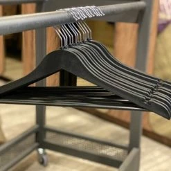 Zwarte Klerenhanger - Hout Look Kledinghangers - Kleerhanger Met Inkeping En Broeklat - Metalen Haak - Klerenrek - MYHOME24 8 Zwarte Klerenhanger - Hout Look Kledinghangers - Kleerhanger Met Inkeping En Broeklat - Metalen Haak - Klerenrek - MYHOME24 -Lesser & Pavey-winkel 550x737 1