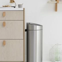 Brabantia Touch Bin Prullenbak - 40 L - Matt Steel Fingerprint Proof -Lesser & Pavey-winkel 550x824 4