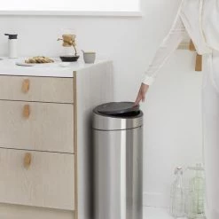 Brabantia Touch Bin Prullenbak - 40 L - Matt Steel Fingerprint Proof -Lesser & Pavey-winkel 550x824 5