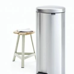Brabantia NewIcon Prullenbak - 30 L - Matt Steel -Lesser & Pavey-winkel 550x824 8