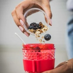 Sareva Muesli Beker Yoghurt 2 Go Rood Met Lepel 13 Sareva Muesli Beker Yoghurt 2 Go Rood Met Lepel -Lesser & Pavey-winkel 550x825 34