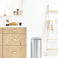 Brabantia NewIcon Prullenbak - 30 L - Matt Steel -Lesser & Pavey-winkel 550x825 40