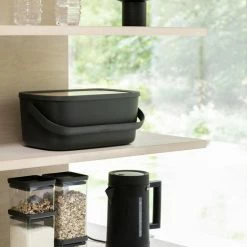 Brabantia Nic Broodtrommel - Met Bamboe Deksel - Dark Grey 23 Brabantia Nic Broodtrommel - Met Bamboe Deksel - Dark Grey -Lesser & Pavey-winkel 550x825 41